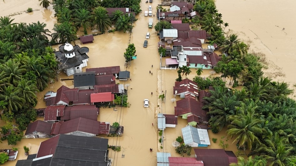 Jalan Lintas Nasional Terendam Banjir