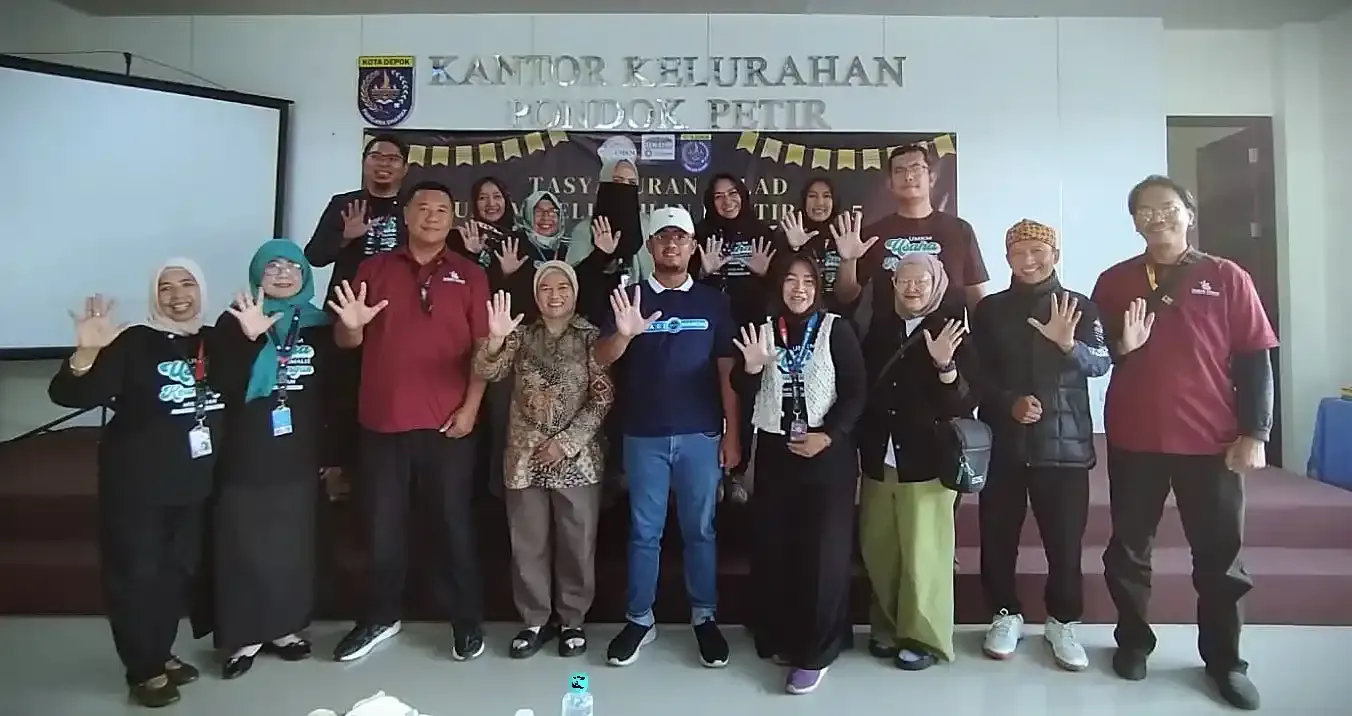 Milad ke-5 UMKM Pondok Petir di Aula Keluarahan Pondok Petir Foto bersama pengurus terkait dengan Bpk. Rengga Nugraha Rojali, S.H. (Lurah Pondok Petir)