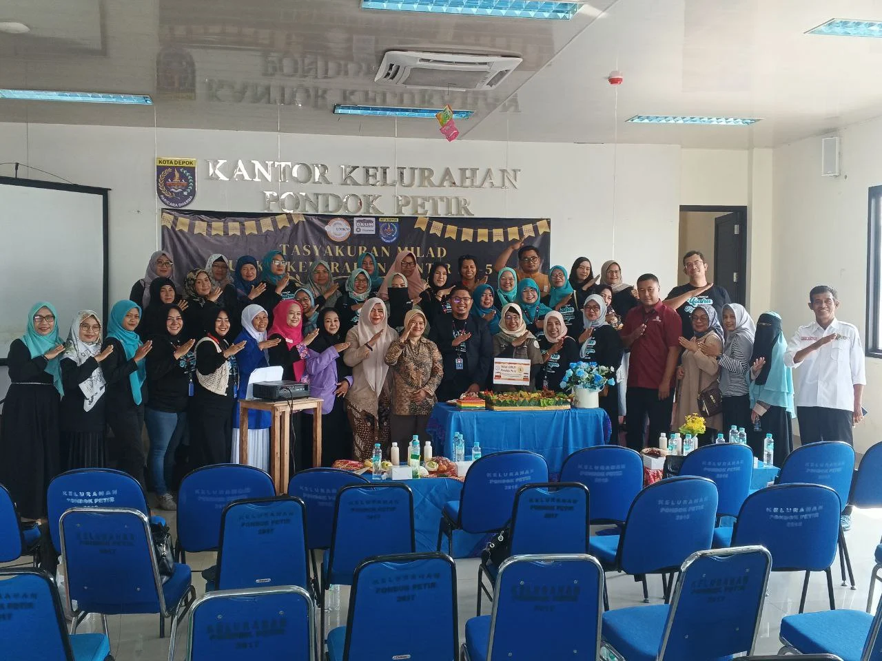 Milad ke-5 UMKM Pondok Petir di Aula Keluarahan Pondok Petir Potong Tumpeng