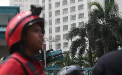 Asap Hitam Selimuti Apartemen Tanah Abang Jakarta